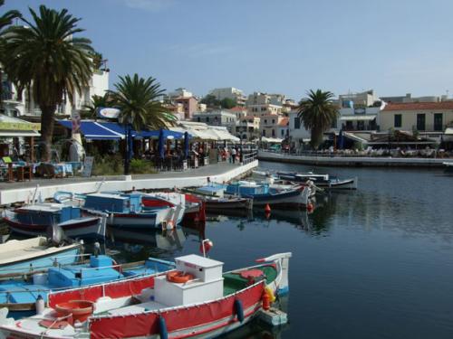 Fischerboote im See von Agios Nikolaos.