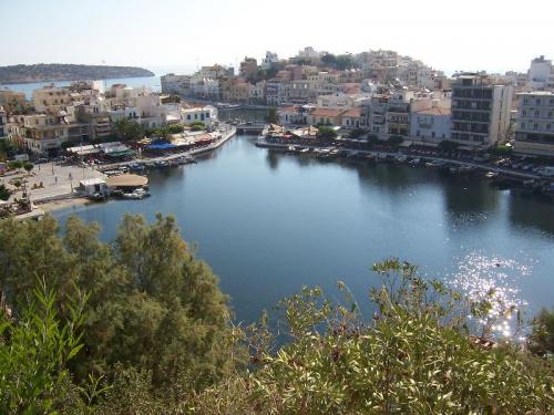 Der kleine Fischerhafen von Agios Nikolaos.