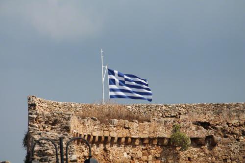 Und hier weht sie unverändert stolz, die Flagge Griechenlands.