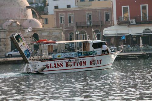 Vom alten Hafen aus starten einige Glasbodenboote zu Sightseeingtouren.