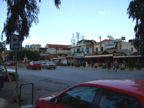 Die Platia - der zentrale Platz von Georgioupolis.