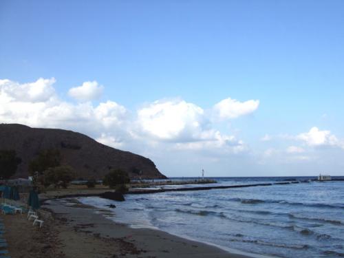Der Ende Oktober bei 24 Grad menschenleere Strand.
