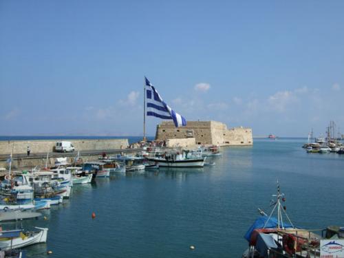 Am Hafen von Heraklion wird am Oxi-Tag natürlich ordentlich Nationalstolz gezeigt.