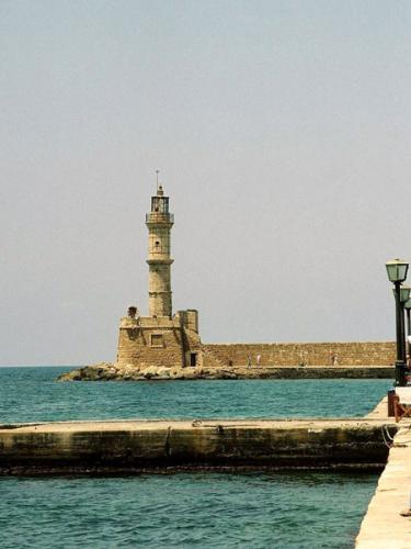 Der Leuchtturm am alten Hafen von Chania.