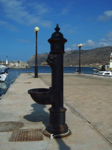 Distrikt Lasithi - Wasserspender am Fischerhafen von Milatos.