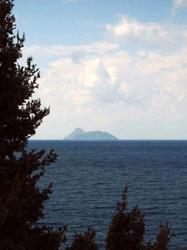 Messara und Umgebung - Die kleine Insel Paximadia von Komos aus betrachtet.