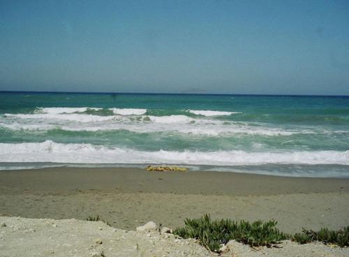 Messara und Umgebung - Brandung am Strand von Kalamaki.