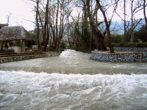 Der Dorfbach Voutakas in Vrisses.