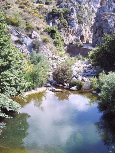 An der Einfahrt zur Kourtaliotis-Schlucht.