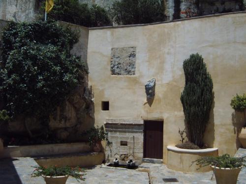Der Brunnenhof von Preveli.