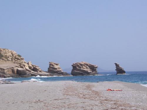 Der Strand Tria Petra.