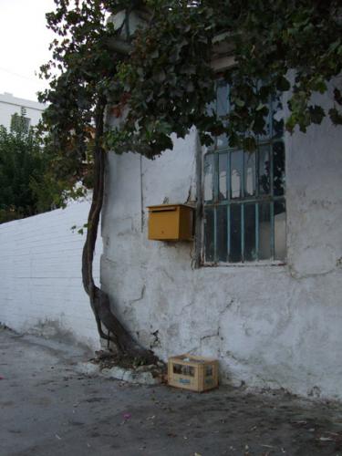 Hochfrequentierter Briefkasten der griechischen Post.