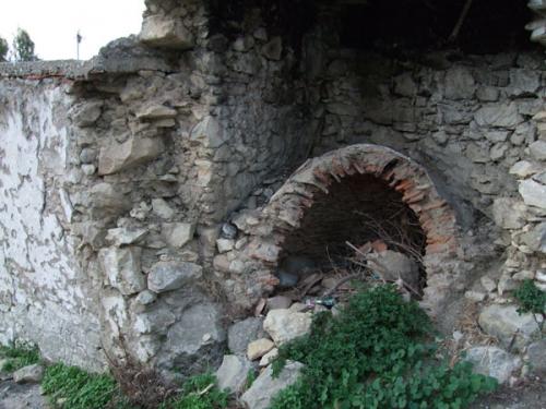 Zerfallener traditioneller Backofen im alten Dorf Kournas.