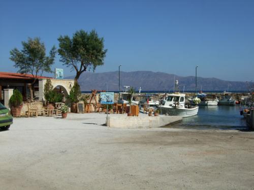 Eine der Tavernen im kleinen Hafen am westlichen Rand von Kissamos.