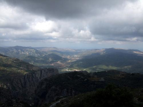 Eine Herausforderung für jede Kamera: Ausblick im Ida-Gebirge.