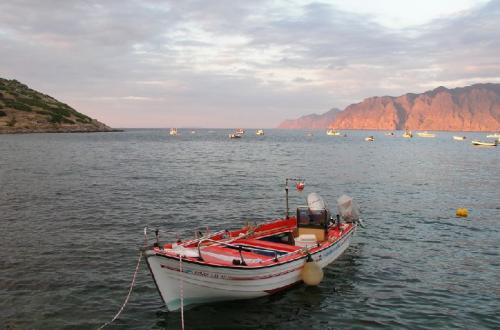 Fischerboot in der Bucht von Mochlos auf Kreta.
