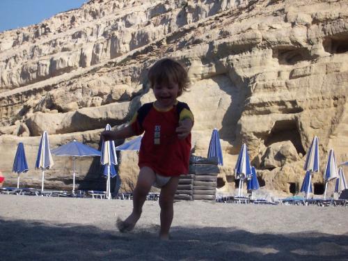 Der Strand unterhalb der Höhlen von Matala.