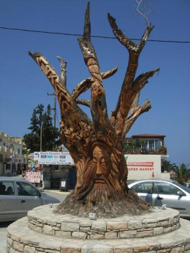Mit einem örtlichen Tavernenbesitzer als Sponsor, konnte sich ein Künstler schlappe 6 Wochen lang an diesem Olivenbaum in Matala austoben.