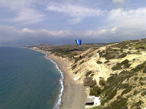Paragliding am Strand rechts von Matala.