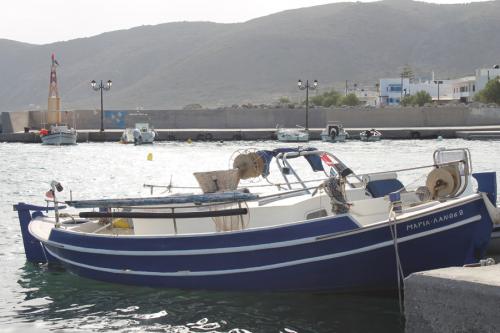 Fischerboot am Hafen.