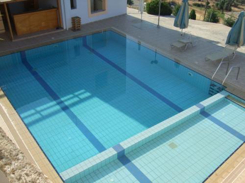Der Pool des Gaitani Village verfügt über einen Nichtschwimmerbereich.