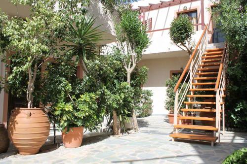 Innenhof der Litoapartments mit der Treppe zum ersten Stock.