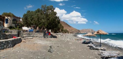 Der Strand mit der Taverne Anatoli.