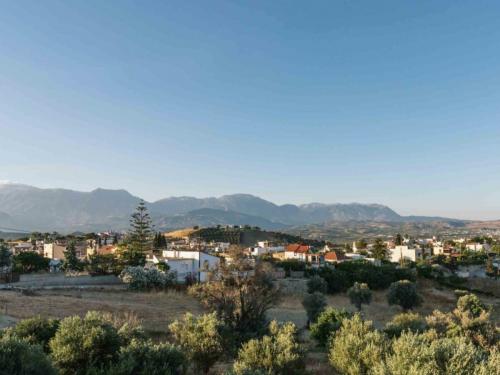 Aussicht zum Dorf Sivas und das Idagebirge