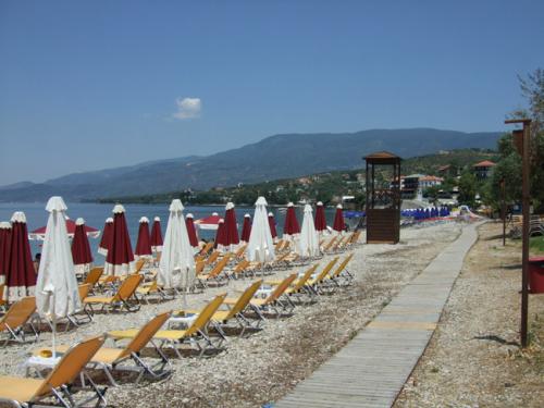 Liegestühle am Kiesstrand von Afissos.