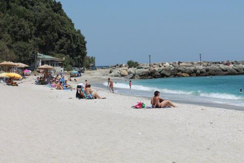 Der Sandstrand von Agios Ioannis.