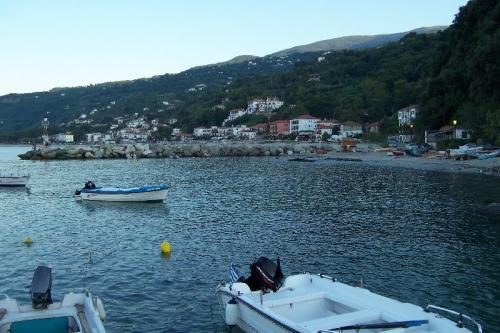 Abendlicher Blick vom Hafen auf Agios Ioannis.