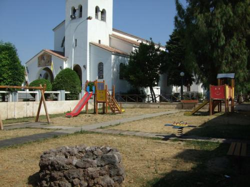 Der öffentliche Spielplatz neben der Kirche.