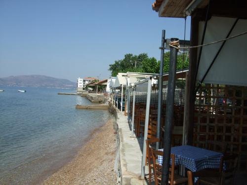 Entlang des vorderen Teils des Ortes (von Volos kommend) säumen diverse Restaurants die Küstenstraße.