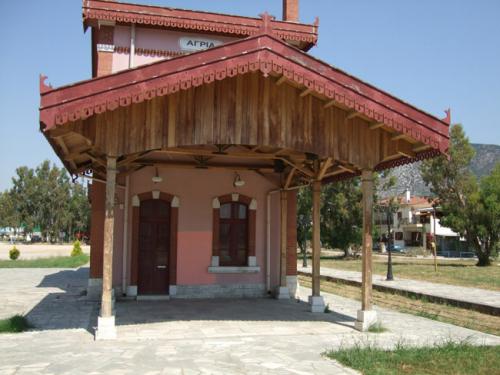 Der Bahnsteig samt Wärterhaus am stillgelegten Bahnhof von Agria.