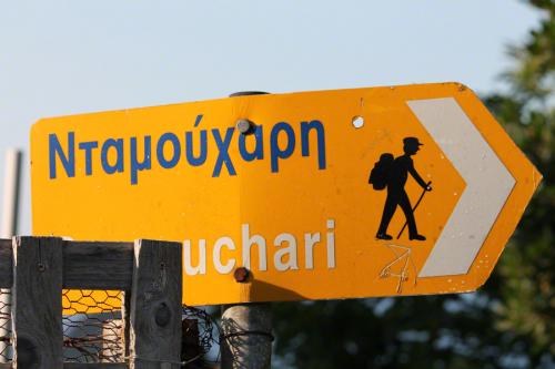 Hinweisschild zu einem der Wanderwege nach Damouchari.