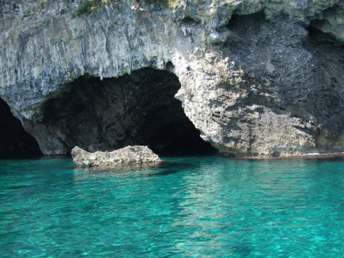 In zwei bis drei der Grotten im äußersten Nordosten des Pilion kann man auch mit kleinen Booten hineinfahren.
