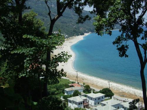 Blick vom oberen Rand des Ortes auf den malerischen Strand von Horefto.