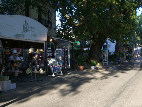 Einer der zahlreichen Souvenirshops der Uferpromenade.