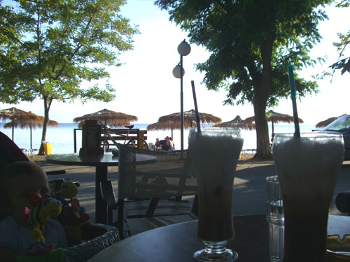 Kaffeepause am Strand von Kala Nera.