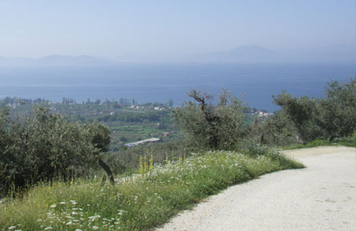 Blick von oberhalb auf das entfernte Kala Nera.