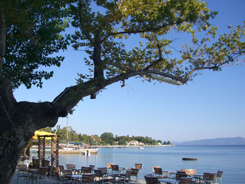 Blick von den Restaurants der Uferpromenade aus auf das windstille Meer.