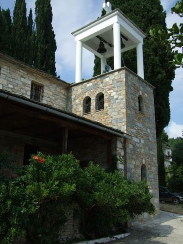 Eine der Kirchen des Dorfes.