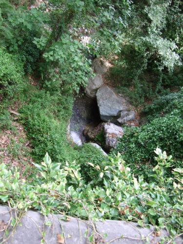 Die Schlucht unter der ersten Bahnbrücke.