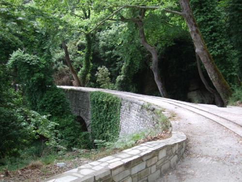 Keine 20 Meter hinter dem Bahnhof muss der Zug schon die erste (kleine) Schlucht überqueren.