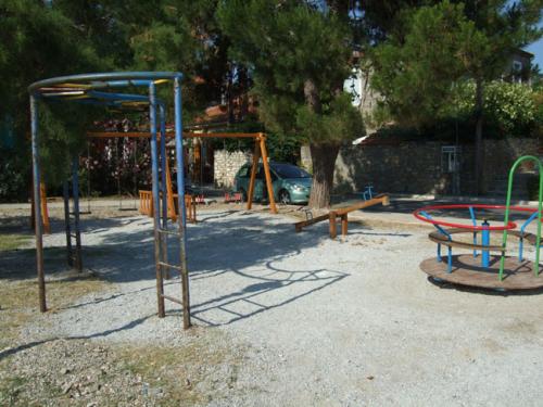 Der öffentliche Spielplatz des Dorfes.