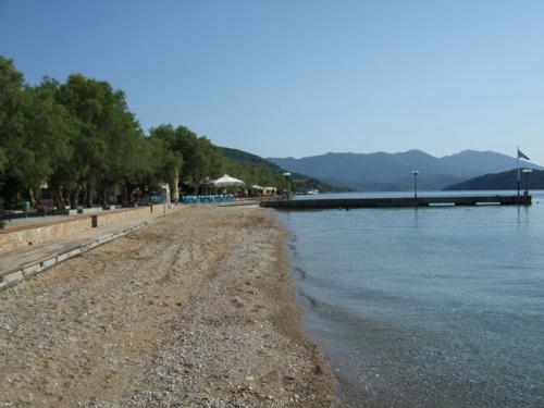 Der lange Sandstrand von Milina.