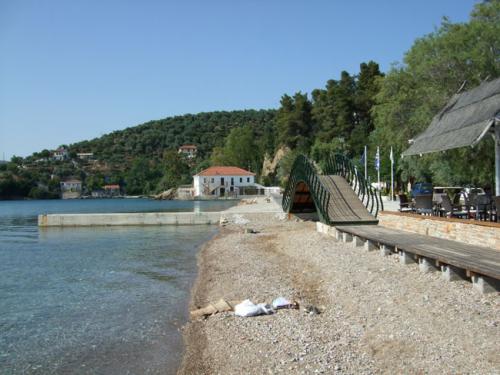 Der lange Sandstrand von Milina.