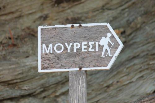 Mit ein wenig Glück findet man auch das eine oder andere Wanderschild.