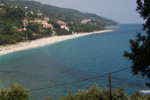 Strand Papa Nero, dahinter der Ferienort Agios Ioannis.