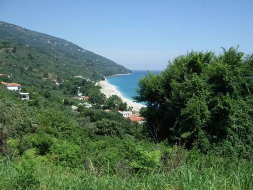 Aus Zagora kommend, der erste Anblick der Bucht von Chorefto.